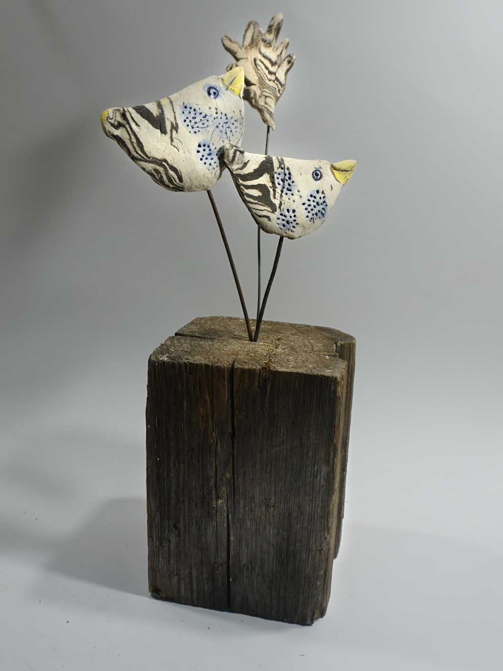 2 harmlose Vögel auf Altholz – Keramik | | machWERKstatt